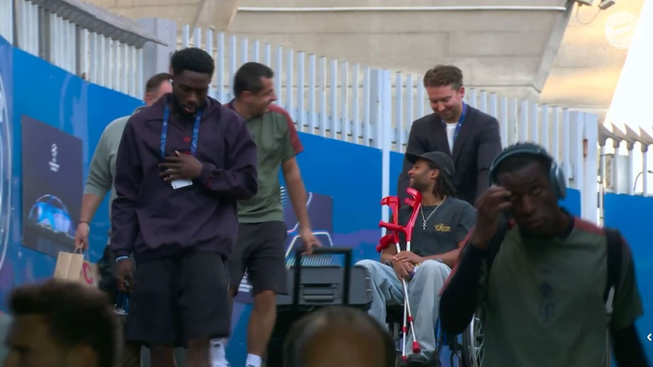 FC Bayern: Serge Gnabry im Rollstuhl ins Stadion geschoben