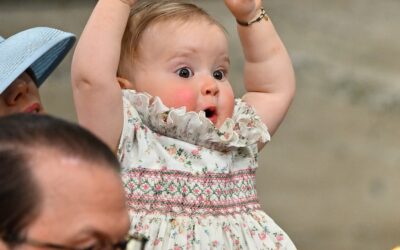 Prinz Carl Philip entzückt mit Baby Ines auf dem Arm