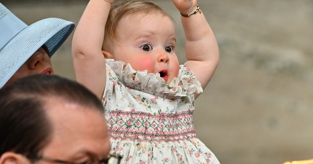 Prinz Carl Philip entzückt mit Baby Ines auf dem Arm
