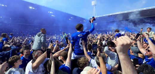 Championship: Ed Sheeran und Ipswich Town feiern Aufstieg, Ryan Reynolds‘ AFC Wrexham bleibt zweitklassig