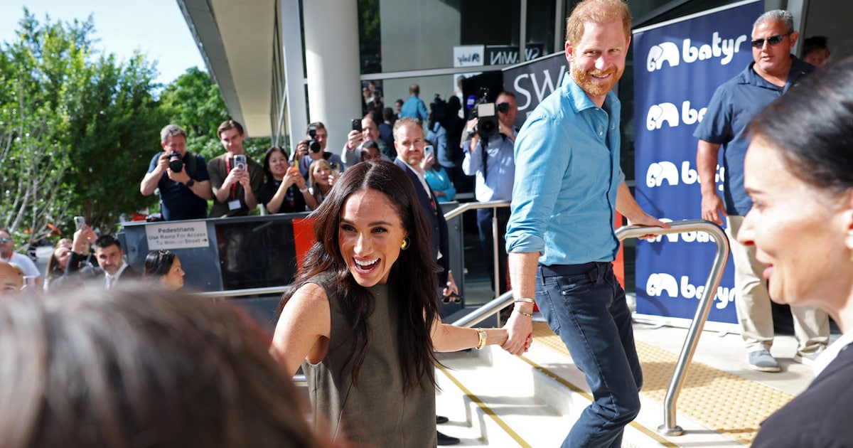 Herzogin Meghan bekommt Badehose für Harry geschenkt