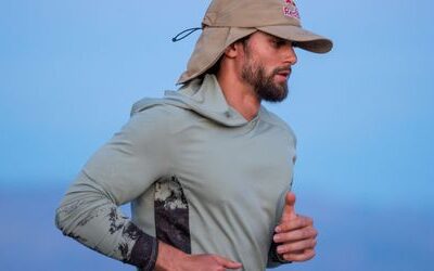 Berliner Arda Saatçi schafft 600-Kilometer-Lauf durch die Wüste – und geht mit Mutter Eis essen