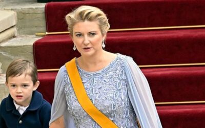 Prinz Charles kann an Stéphanies Hand nicht stillhalten
