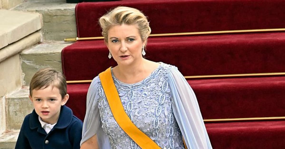 Prinz Charles kann an Stéphanies Hand nicht stillhalten