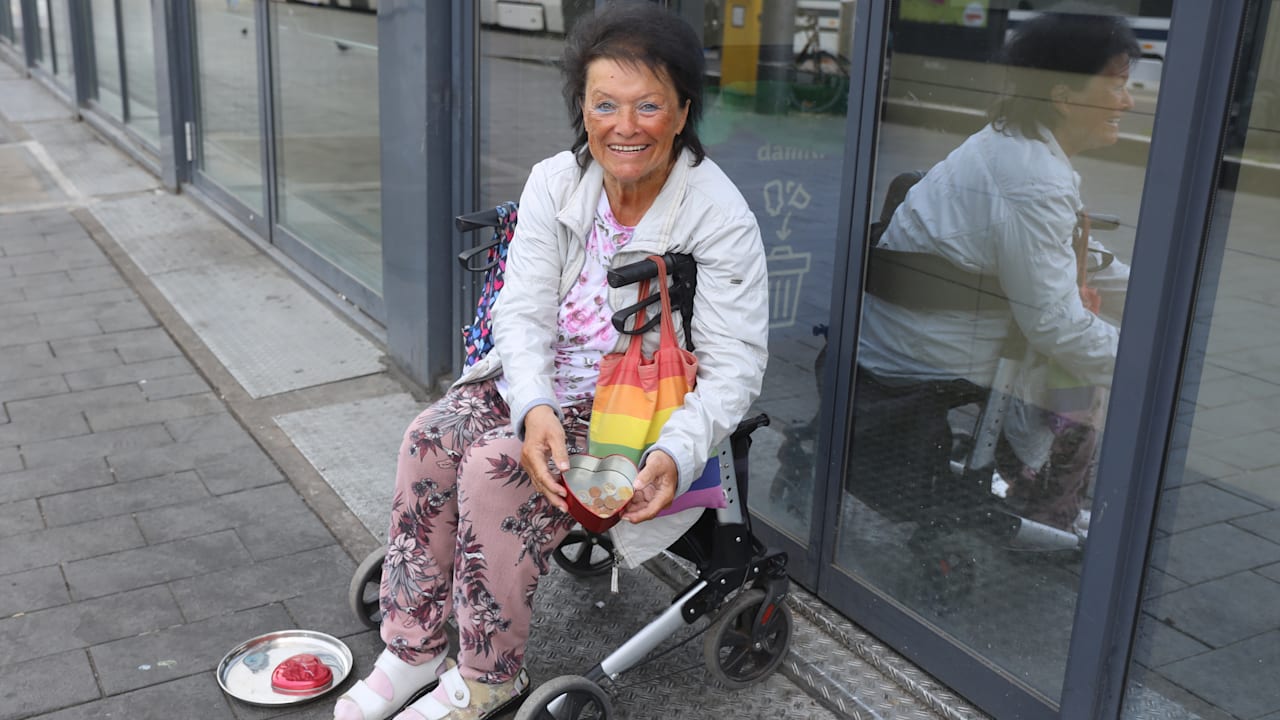 mannheim-brigitte-77-bettelt-am-marktplatz-es-ist-keine-schande-arm-zu-sein.jpg Mannheim: Brigitte (77) bettelt am Marktplatz – „Es ist keine Schande, arm zu sein.“