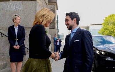 Julia Klöckner empfängt Kronprinz Hussein im Bundestag im Waldelfen-Look