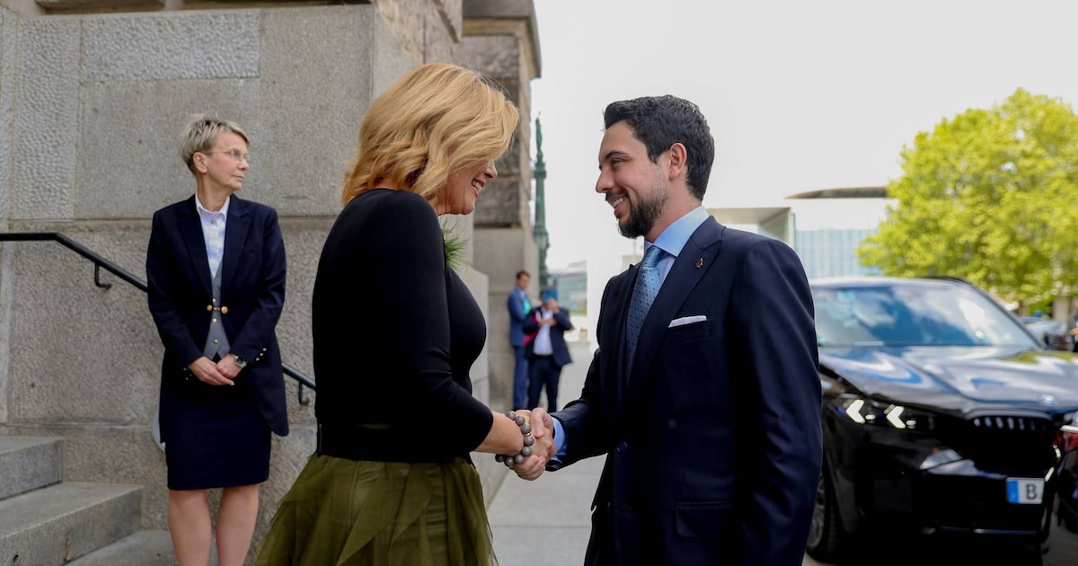 julia-kloeckner-empfaengt-kronprinz-hussein-im-bundestag-im-waldelfen-look.jpg Julia Klöckner empfängt Kronprinz Hussein im Bundestag im Waldelfen-Look