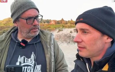Wal-Reporter in Dänemark: Männer, die auf einen Kadaver starren