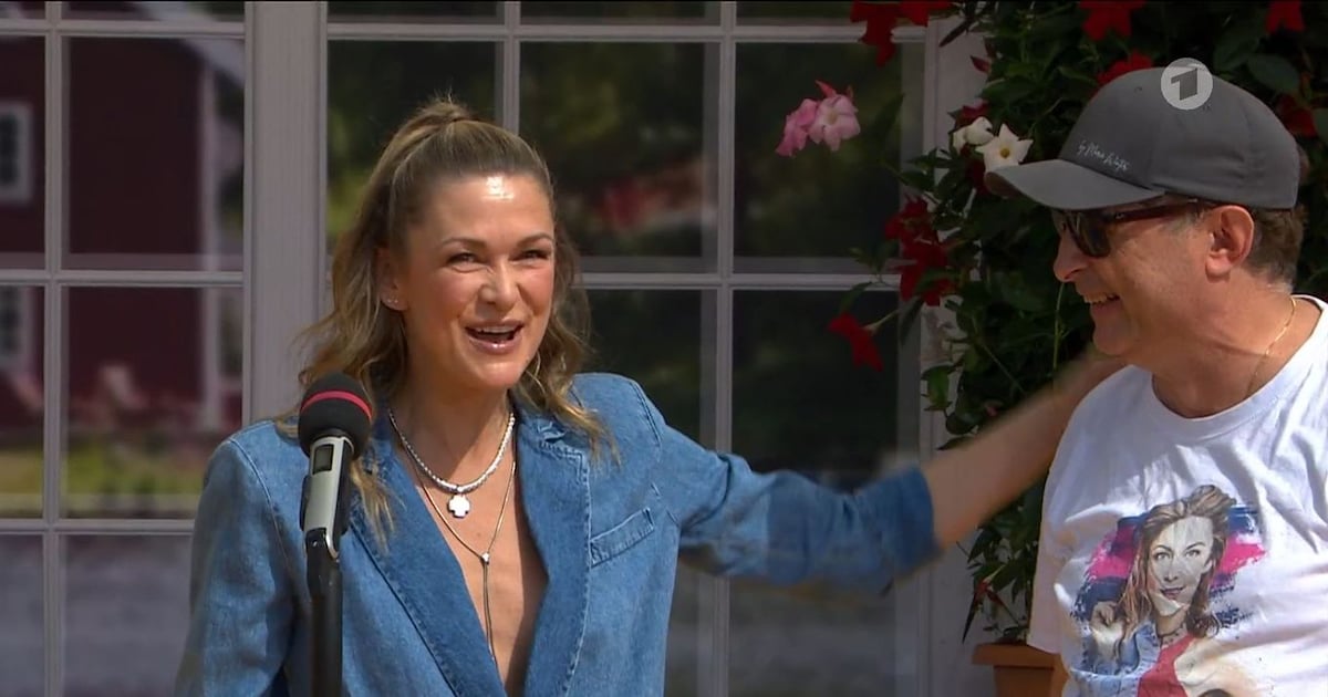 fan-stuermt-immer-wieder-sonntags-buehne-bei-auftritt-von-linda-hesse.jpeg Fan stürmt „Immer wieder sonntags“-Bühne bei Auftritt von Linda Hesse