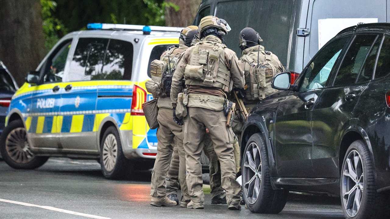 Liveticker: Randalierer schießt auf Polizist und nimmt 2 Kinder als Geiseln