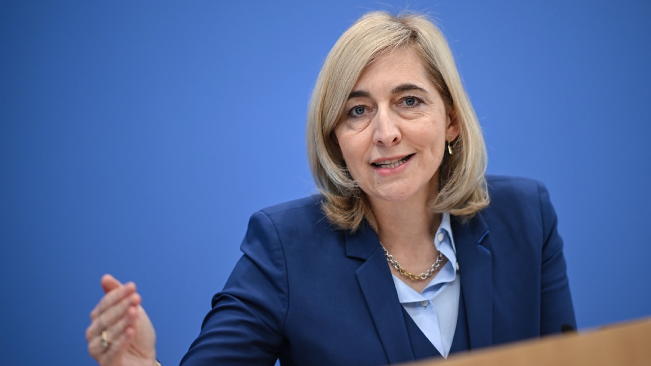 Sparplan von Warken: Wer pflegt, soll weniger Rente kriegen!