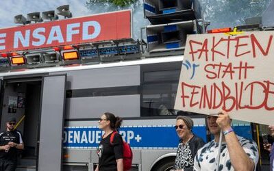 Aktivisten servieren AfD-Politikern veganes Mett-Hakenkreuz