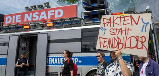 aktivisten-servieren-afd-politikern-veganes-mett-hakenkreuz.jpg Aktivisten servieren AfD-Politikern veganes Mett-Hakenkreuz