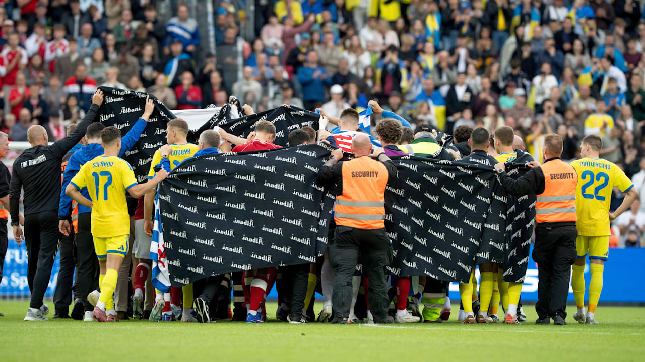 daenen-kapitaen-eriksen-bricht-erneut-auf-platz-zusammen.jpg Dänen-Kapitän Eriksen bricht erneut auf Platz zusammen