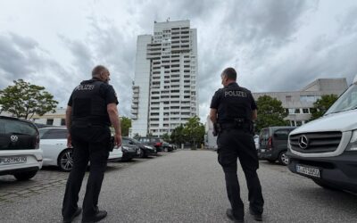 Platte auf Streife geworfen: In diesem Hochhaus ist die Polizei ein Feind