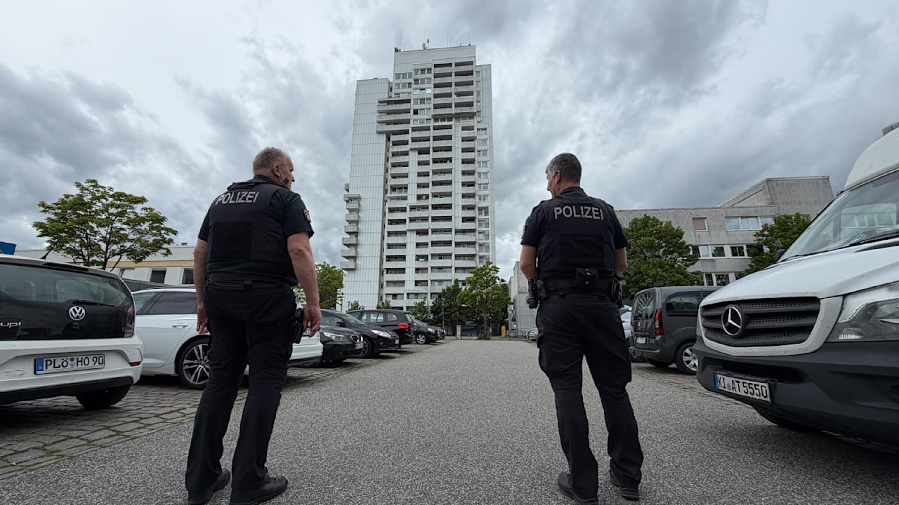 platte-auf-streife-geworfen-in-diesem-hochhaus-ist-die-polizei-ein-feind.jpg Platte auf Streife geworfen: In diesem Hochhaus ist die Polizei ein Feind