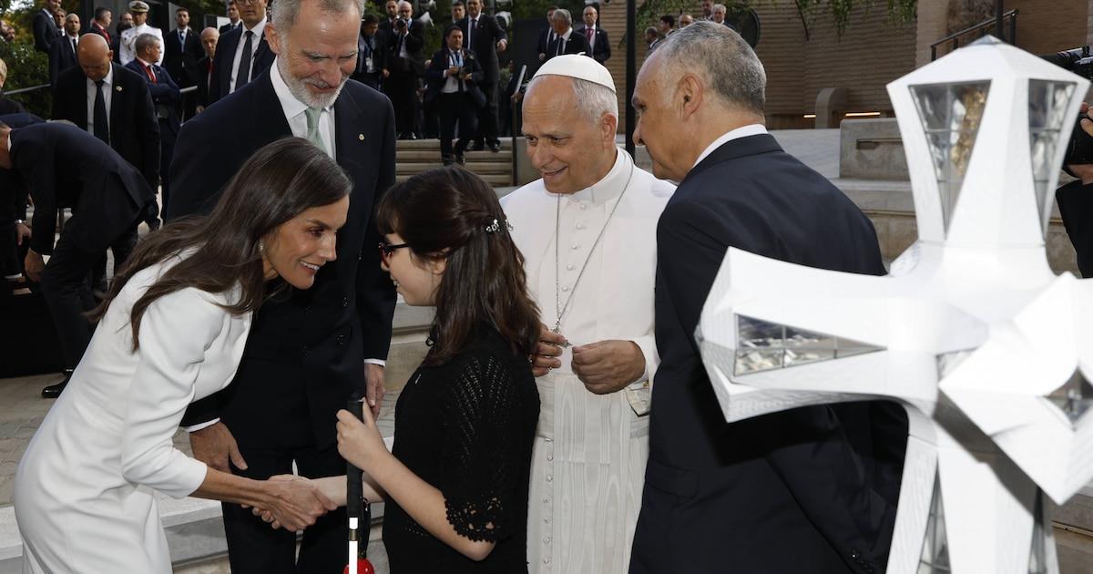 Letizia von Spanien begrüßt blindes Mädchen liebevoll