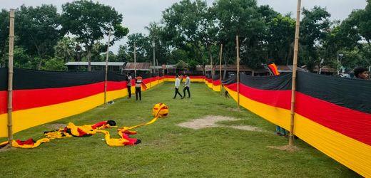 WM 2026 News heute: Landwirt aus Bangladesch entrollt kilometerlange Deutschland-Fahne