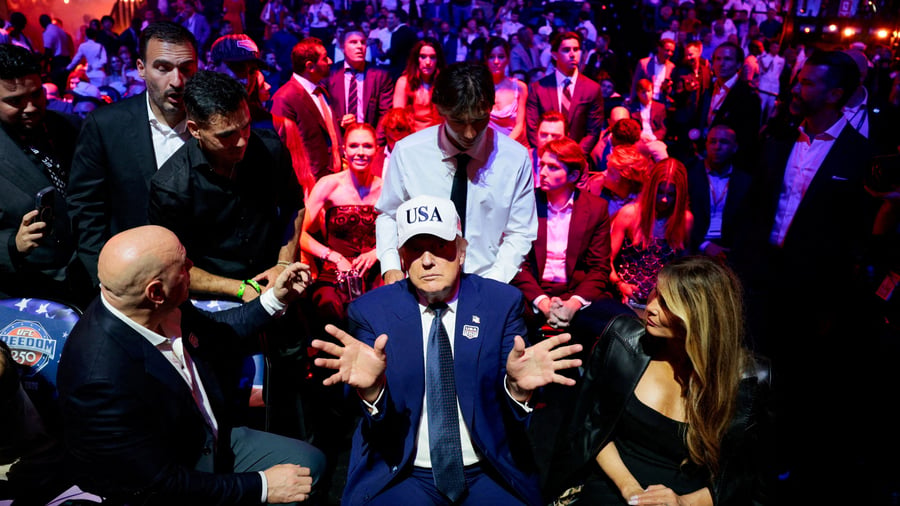 USA: Blutige Käfigkämpfe vor Weißem Haus an Trumps 80. Geburtstag