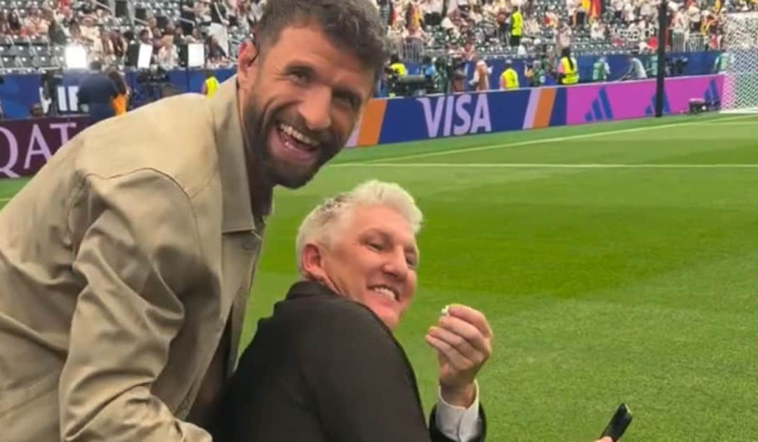 Thomas Müller auf Kuschelkurs mit Manuel Neuer und Bastian Schweinsteiger
